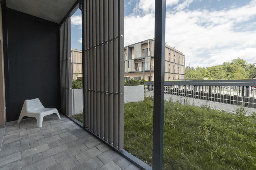 Balkon oskrbovanega stanovanja Bled s pogledom na sosednji objekt