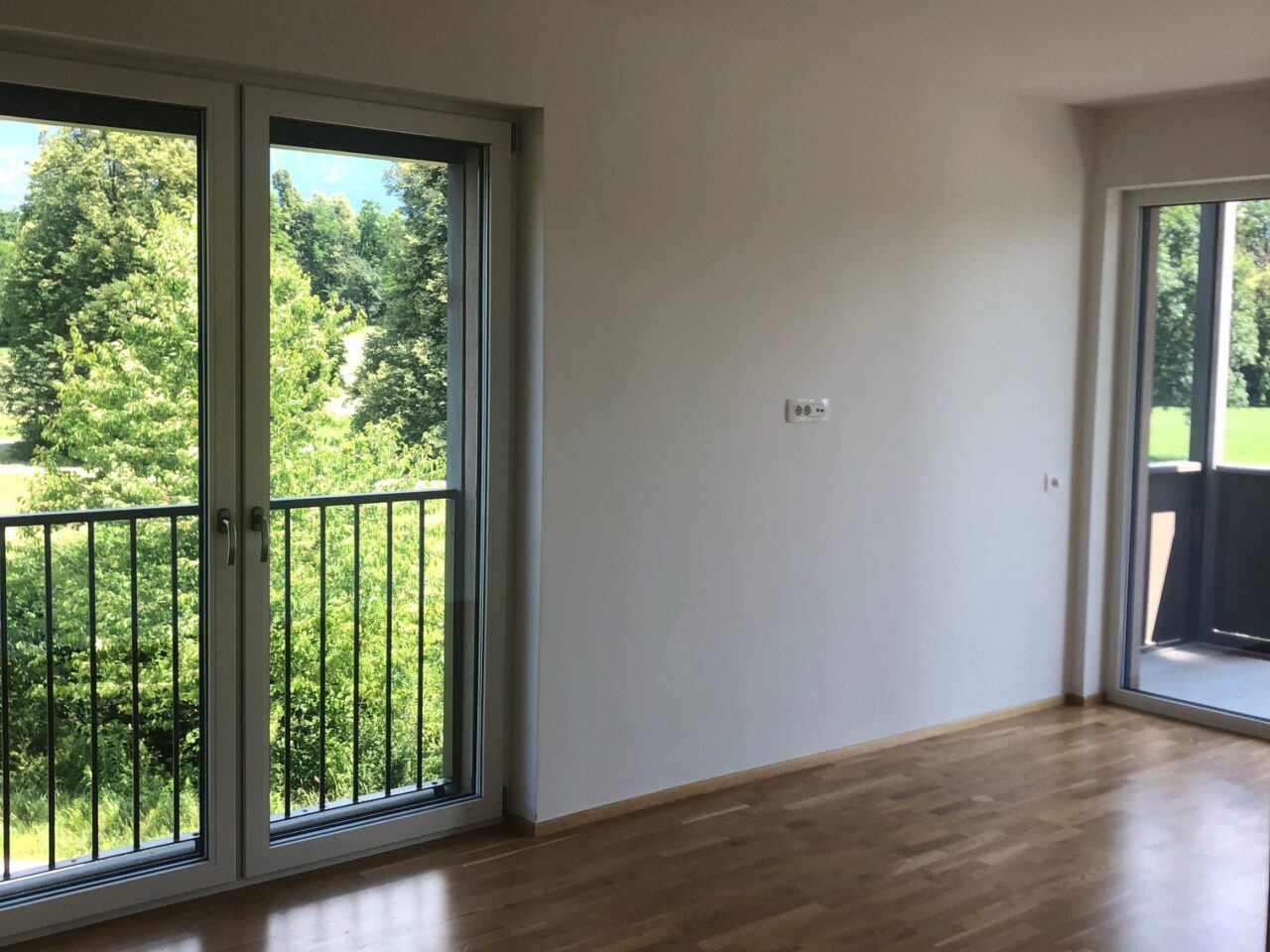 Dnevni prostor oskrbovanega stanovanja Bled z izhodom na balkon