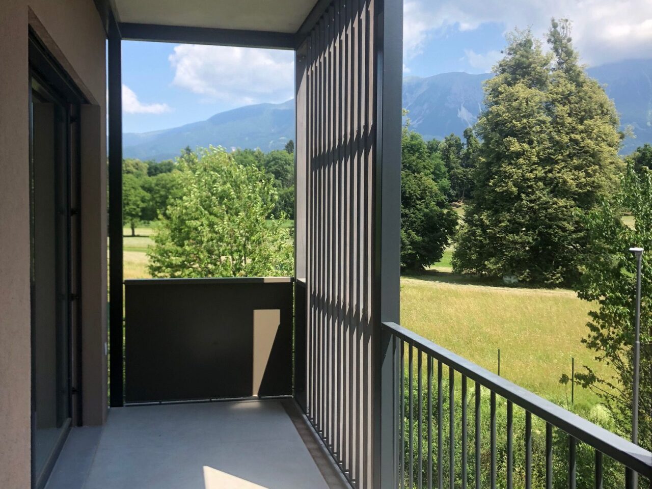 Balkon oskrbovanega stanovanja Bled s pogledom na hribe